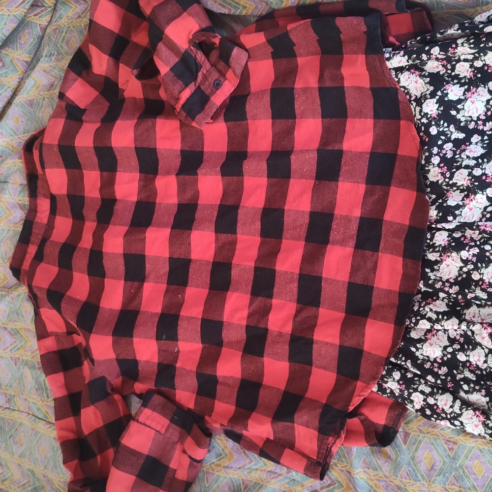 Women's Size Medium Red and Black Buffalo Plaid Long-sleeve Shirt